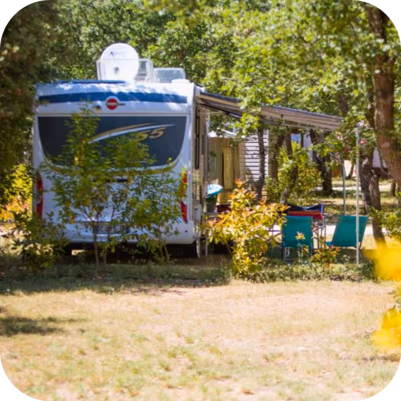 Grand camping car stationné au camping Les Chênes Blancs 
