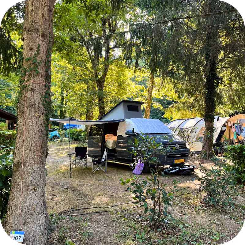 Van aménagé sur un emplacement au camping le Relais du Léman 