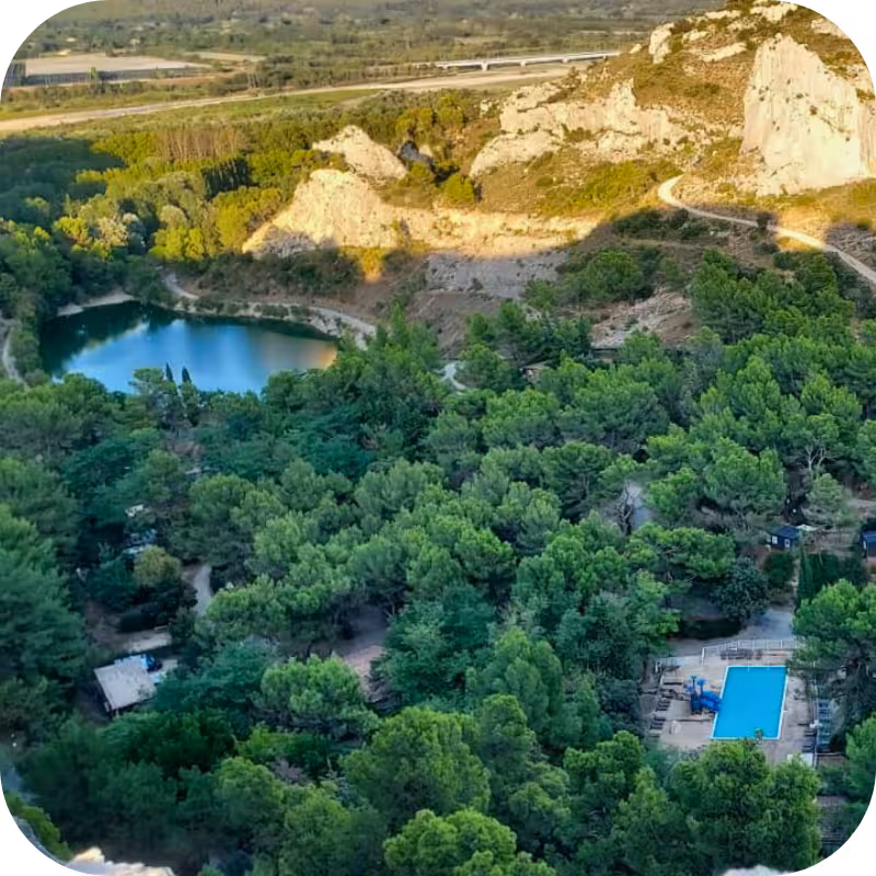 Vue aérienne du camping La Vallée Heureuse, Orgon 